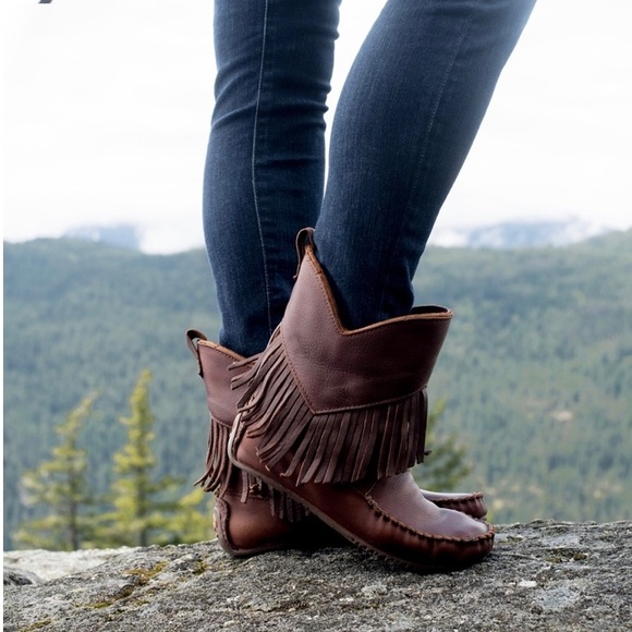 Manitobah Mukluks Full Grain Leather Fringed Boot worn once - Picture 2 of 9
